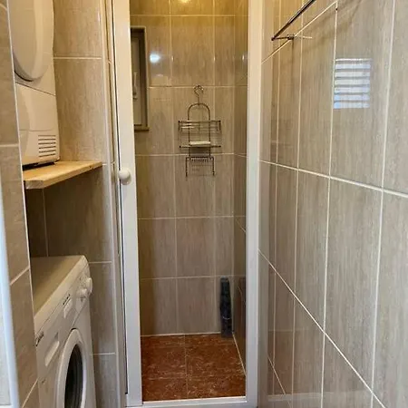 Spacious With 2 Bathrooms, Near And Center