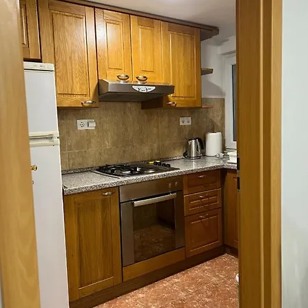 Spacious With 2 Bathrooms, Near And Center Daire Split