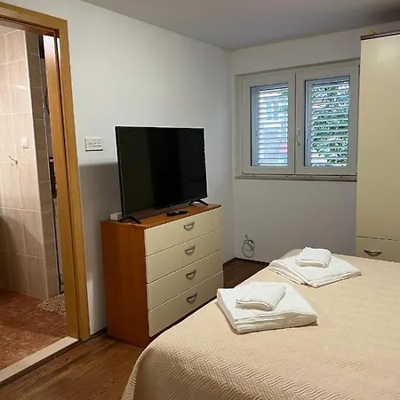 Spacious With 2 Bathrooms, Near And Center