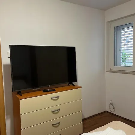 Spacious With 2 Bathrooms, Near And Center * Split