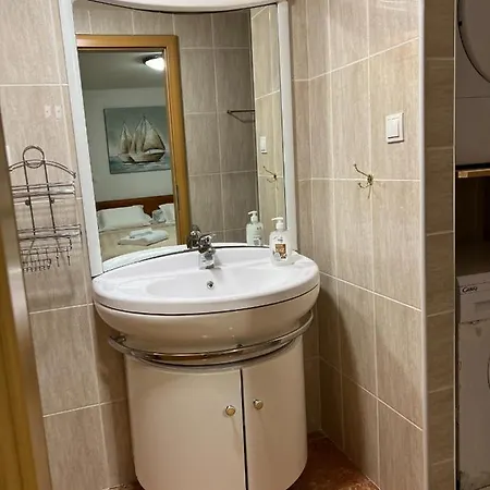 Spacious With 2 Bathrooms, Near And Center Daire Split
