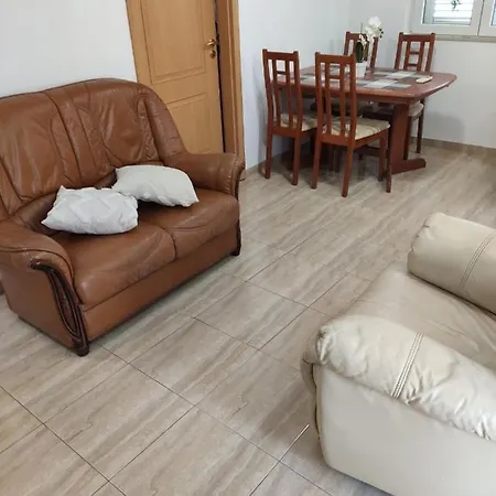 Spacious With 2 Bathrooms, Near And Center *