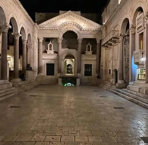 Spacious With 2 Bathrooms, Near And Center Apartamento Split